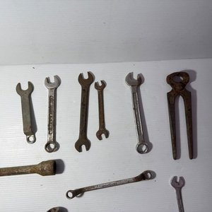 Lote de Herramientas Varias: Gato Mecánico, Tijera de Podar, Martillos, Llaves y Dados - imagen 10