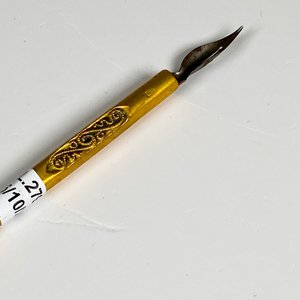 Pluma Antigua Enchapada con Grabados Decorativos - imagen 3