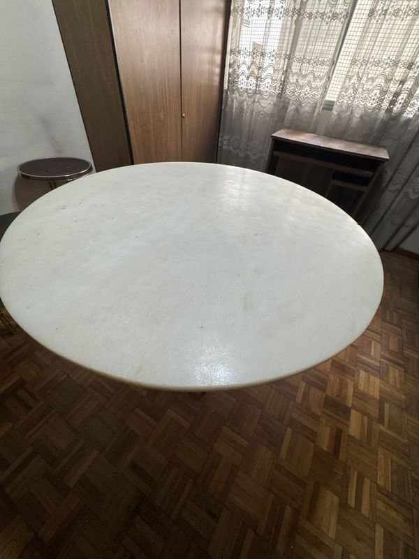 Mesa de comedor de la década de los 60 con base de metal y tapa de mármol - imagen 4