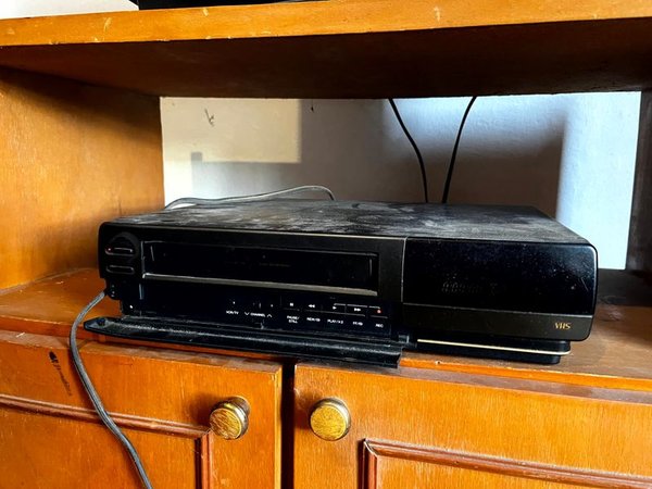 Televisor y Mueble de Madera para Televisión con Accesorios - imagen 7
