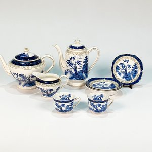 Lote siguiente: Juego de vajilla de losa blanca y azul con paisaje chinoiserie