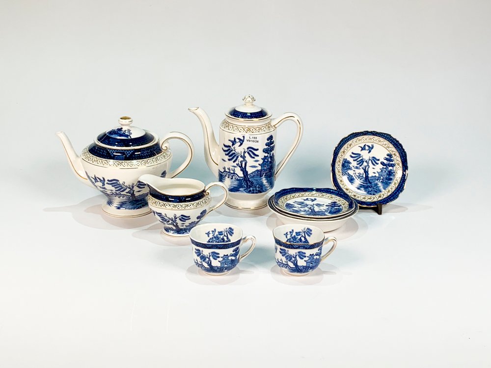 Juego de vajilla de losa blanca y azul con paisaje chinoiserie