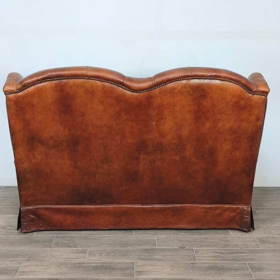 Sillón de cuero natural con respaldo capitoneado y almohadones desgastados - imagen 13