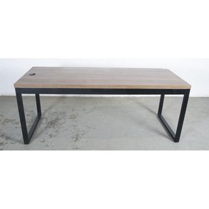 Lote siguiente: Mesa de Oficina Rectangular con Tapa de MDF y Estructura Metálica