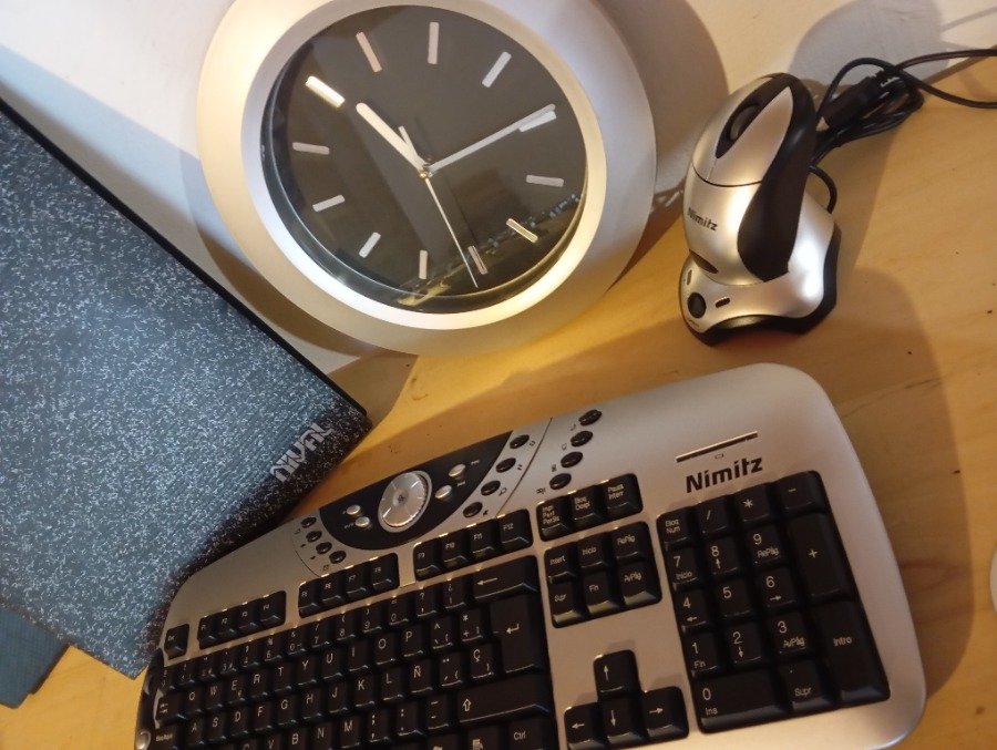 Teclado y reloj de pared con biblioratos para archivo - imagen 7