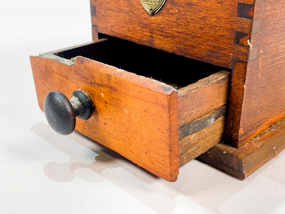 Molinillo en caja de madera con detalles y cajoncito - imagen 3