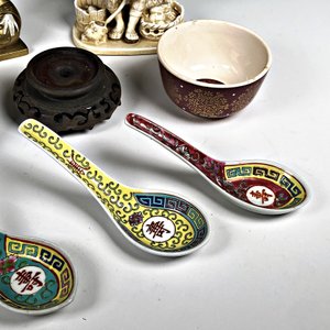 Lote de 11 Piezas Orientales: Cucharas, Potiches y Figuras Decorativas - imagen 4