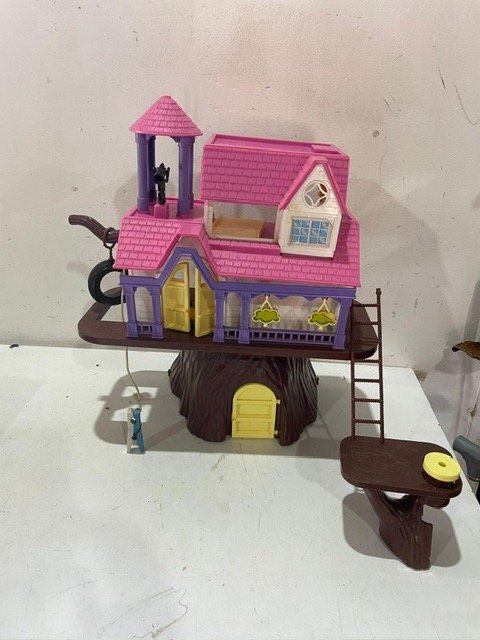 Dulce hogar de muñeca con árbol y carruaje - imagen 2