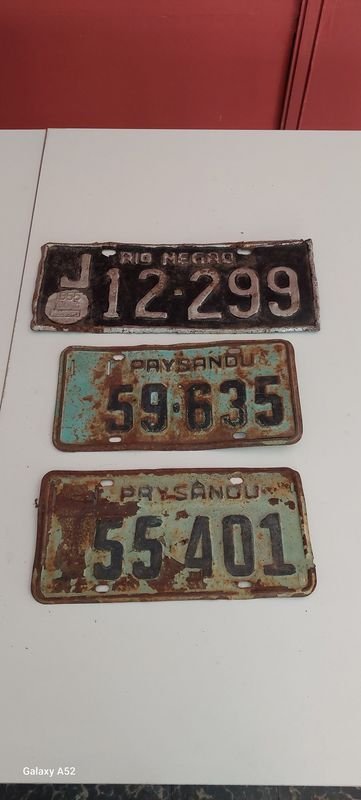 Placas de matrícula viejas y dañadas - imagen 1