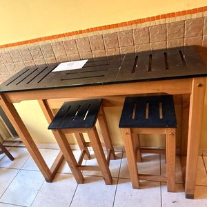 Mesa de arrime alta con dos banquetas en madera - imagen 5