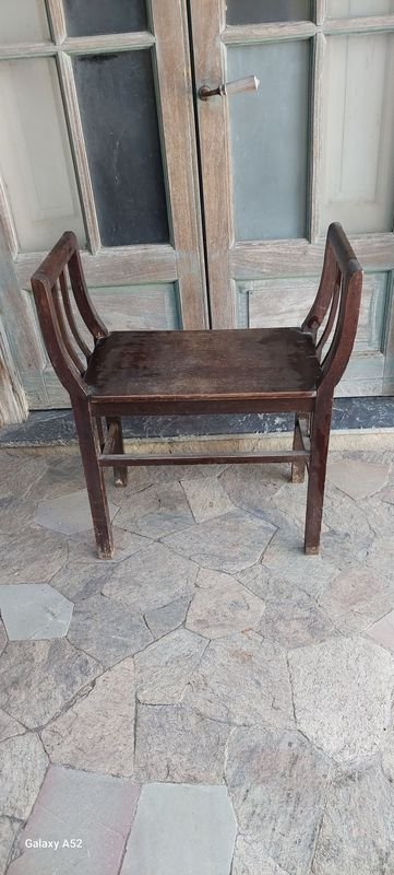 Lote siguiente: Banqueta tipo de dormitorio en buen estado