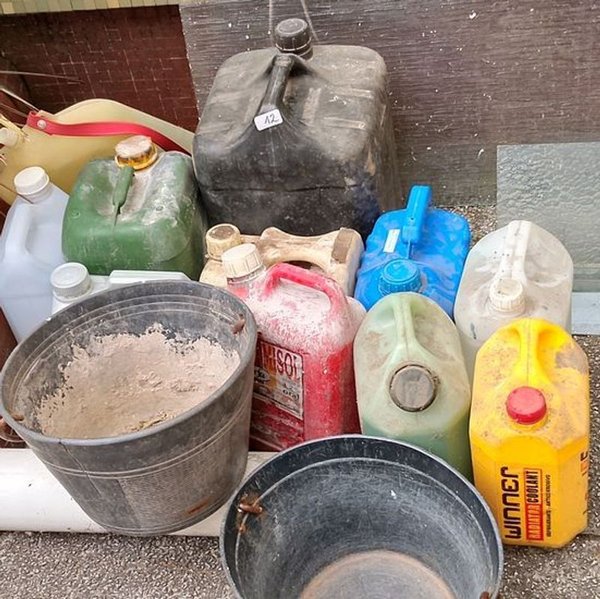 Lote de Bidones y Baldes Plásticos - imagen 1
