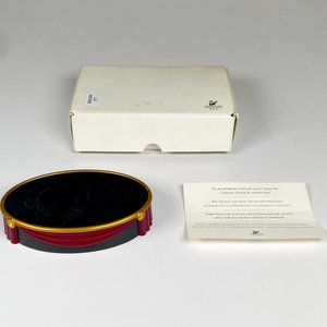 Lote siguiente: Base Swarovski, con caja y certificado 14 x 9 cm