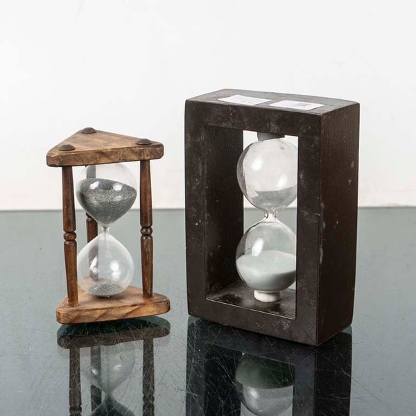 Dos Relojes de Arena de Madera Diferentes - imagen 1