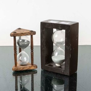 Dos Relojes de Arena de Madera Diferentes - imagen 1