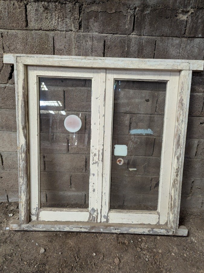 Ventana antigua con dos hojas batientes en cedro y marco de pinotea - imagen 3
