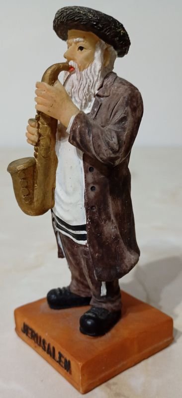 Figura de sazofonista tocando parado con leyenda 'JERUSALEM' - imagen 3