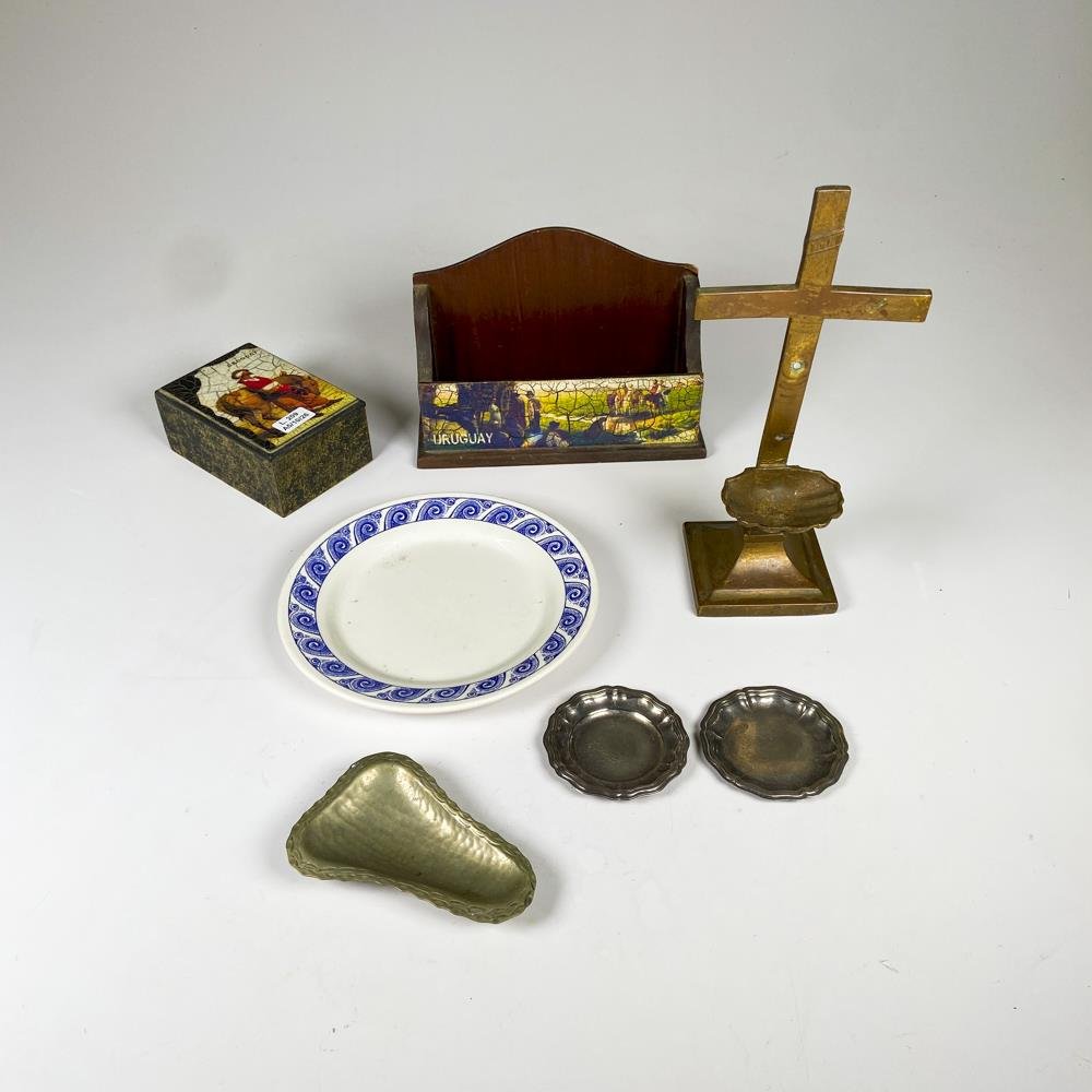 Siete piezas, cruz de bronce,platillo, caja, platitos metal