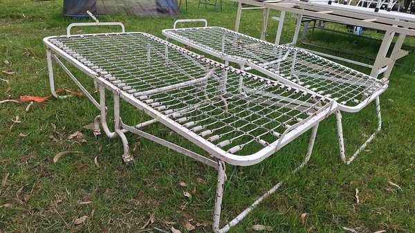 Par de Camas Plegables Metálicas Blancas con Ruedas