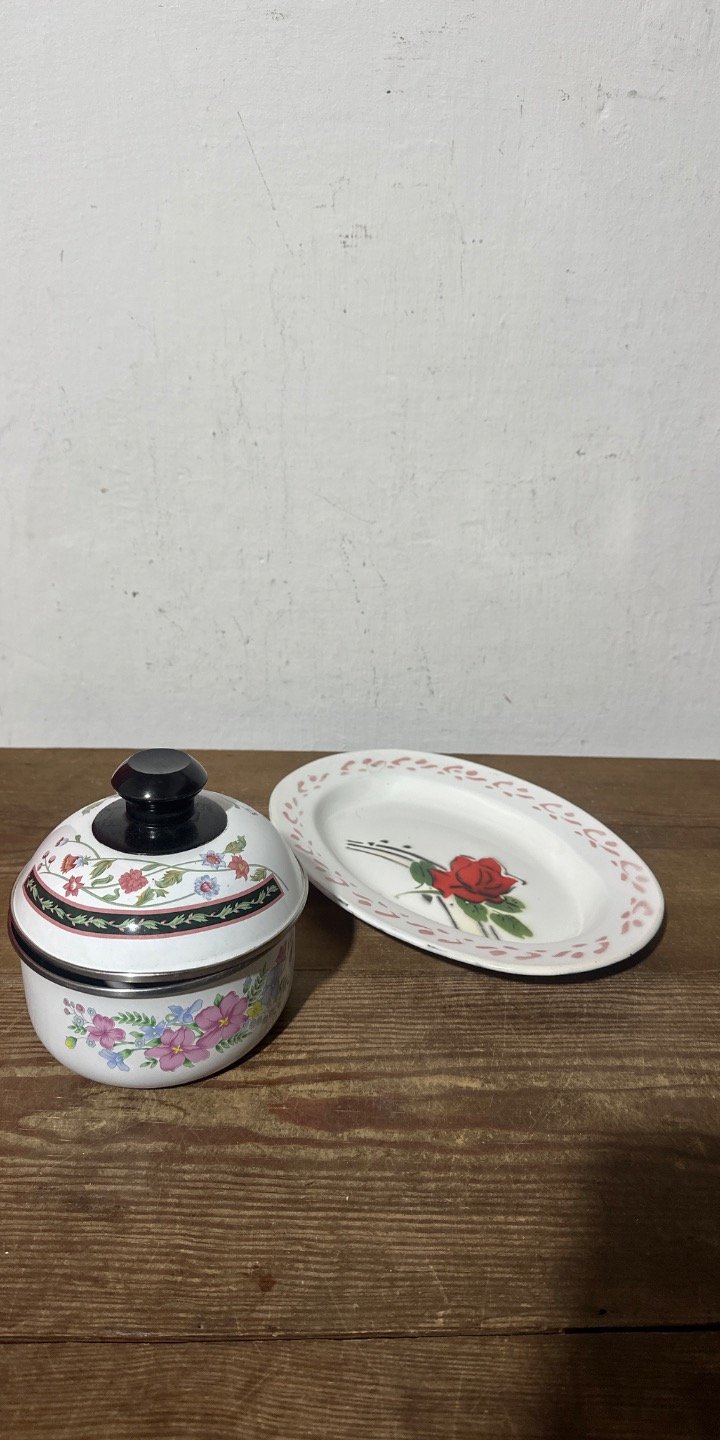 Recipiente Esmaltado con Tapa y Plato Ovalado Decorado