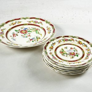 Lote siguiente: Siete piezas para lounge en loza inglesa, plato de masas y platos para postre (uno cascado)