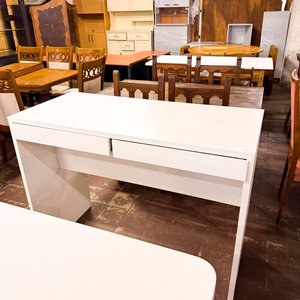 Lote siguiente: Escritorio Blanco Moderno con Cajones