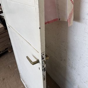 Puerta Antigua de Metal con Vidrios y Cortina - imagen 4