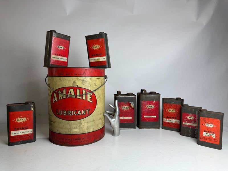 Lote siguiente: 9 latas de lubricantes vacías para venta