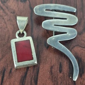 Lote de 2 Piezas de Plata: Dije con Piedra Roja y Broche Estilizado - imagen 3