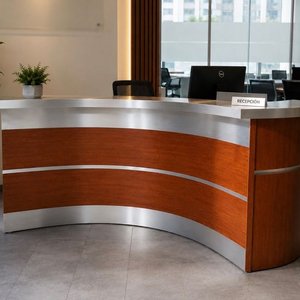 Lote anterior: Mostrador de Recepción Curvo con Detalles en Madera y Aluminio