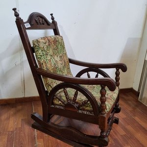 Antigua Silla Mecedora Victoriana de Madera con Respaldo Tallado y Tapizado Floral - imagen 3