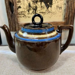 Lote siguiente: Tetera Antigua de Cerámica Marrón con Bandas Azules y Doradas