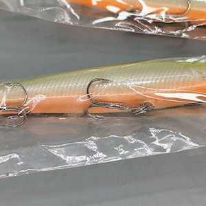 Lote de 3 Señuelos de Pesca Tipo Minnow con Babero y Anzuelos - imagen 2