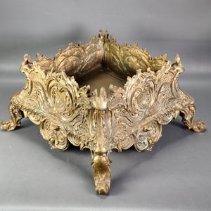 Cachepot de Bronce Macizo con Detalles Ornamentales - imagen 1