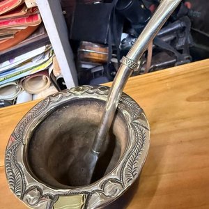 Mate de Cuero con Virola de Alpaca y Bombilla de Plata Sellada - imagen 6