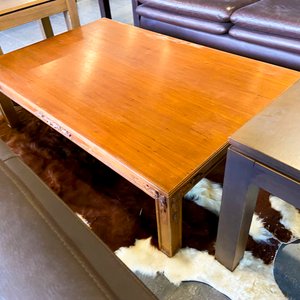 Juego de Muebles de Sala: Sofá de Cuero y Mesas de Madera - imagen 3