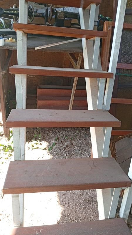 Escalera metálica con escalones de madera en buen estado - imagen 3