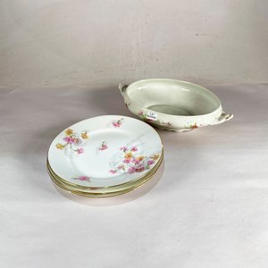 Lote siguiente: Cuatro Piezas Limoges Decorado Floral Rosado con Guarda