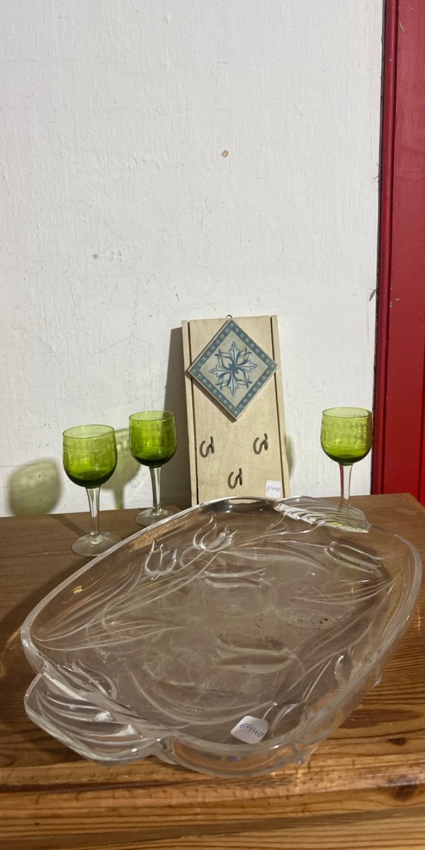 Bandeja de vidrio con diseño, dos copas y llavero