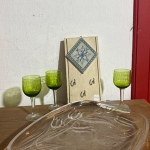 Lote siguiente: Bandeja de vidrio con diseño, dos copas y llavero