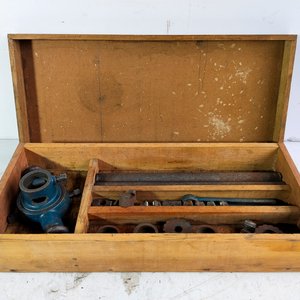 Terraja de Hierro con Dados y Manija en Caja de Madera - imagen 2