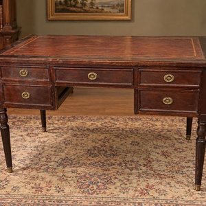 Lote anterior: Escritorio Clásico de Madera Oscura con Fileteado y Cajones Ornamentales