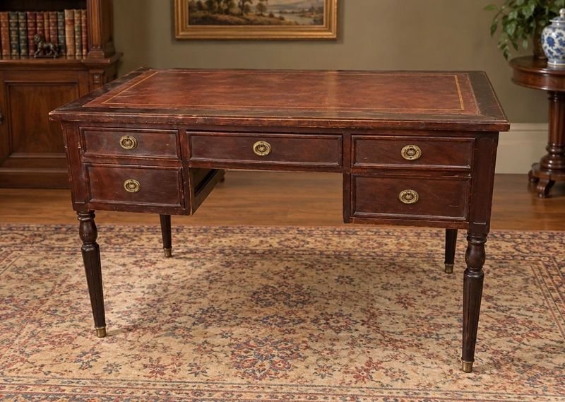 Escritorio Clásico de Madera Oscura con Fileteado y Cajones Ornamentales