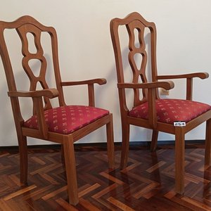 Par de Sillones Sitiales Clásicos en Madera Maciza Lustrada con Tapizado Bordo - imagen 2