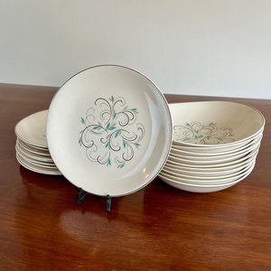 Lote siguiente: 21 Platos de Postre Loza Inglesa Johnson Bros con Diseño Floral