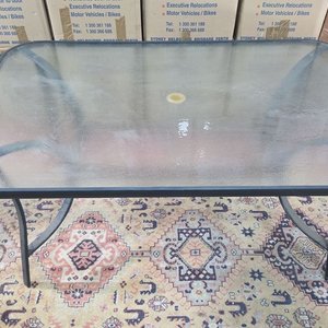 Juego de Jardín: Mesa Rectangular con Tapa de Vidrio y Sillas Apilables con Almohadones Rayados - imagen 11