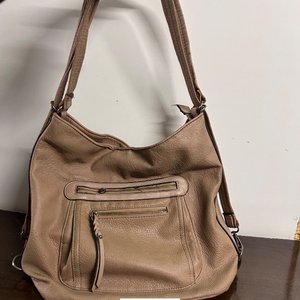 Lote anterior: Cartera de Hombro y Mochila Convertible Color Beige