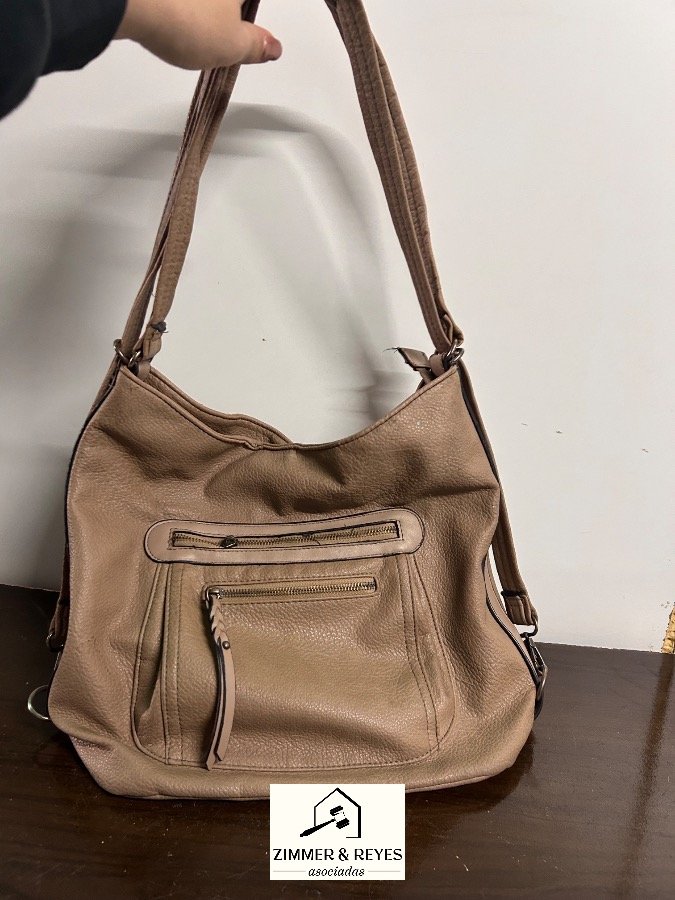 Cartera de Hombro y Mochila Convertible Color Beige