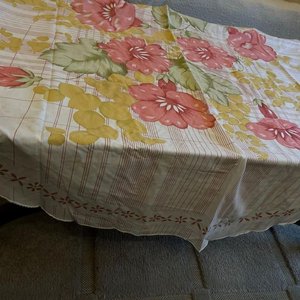 Mantel de Tela con Diseño de Flores Rosas y Hojas Verdes - imagen 1