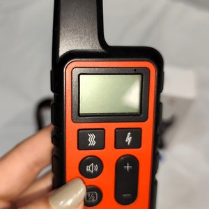 Collar de Entrenamiento Eléctrico Recargable para Mascotas Medianas con Control Digital y Linterna - imagen 4